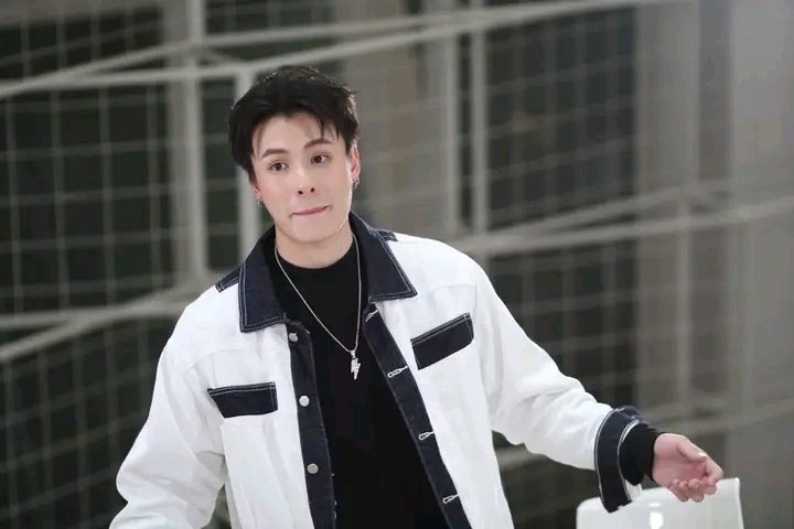 heals_writing's tweet photo. The smile tho. You look surreal. Jiayou P' @Michaellhor! 🤘💪

#PitBabeTheSeries 
#MichaelScofield
#StillwithMichael https://t.co/NtE16cgWWQ