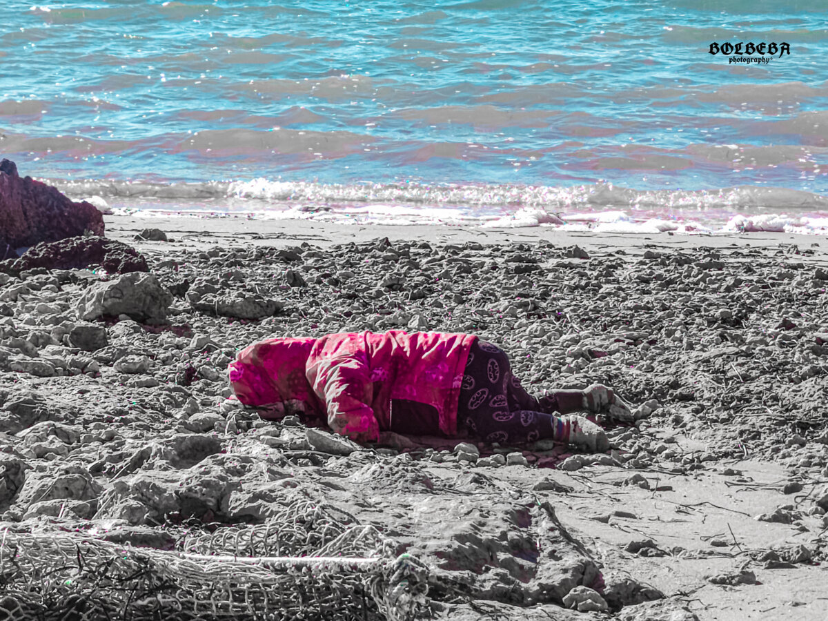 En Tunisie, la mort d’une fillette retrouvée échouée sur une plage dans la même position que le petit Aylan Kurdi en 2015. Mais contrairement à lui, sa photo n’a pas fait le tour du monde. Un silence qui en dit long sur la banalisation des naufrages en mer
mediapart.fr/journal/intern…