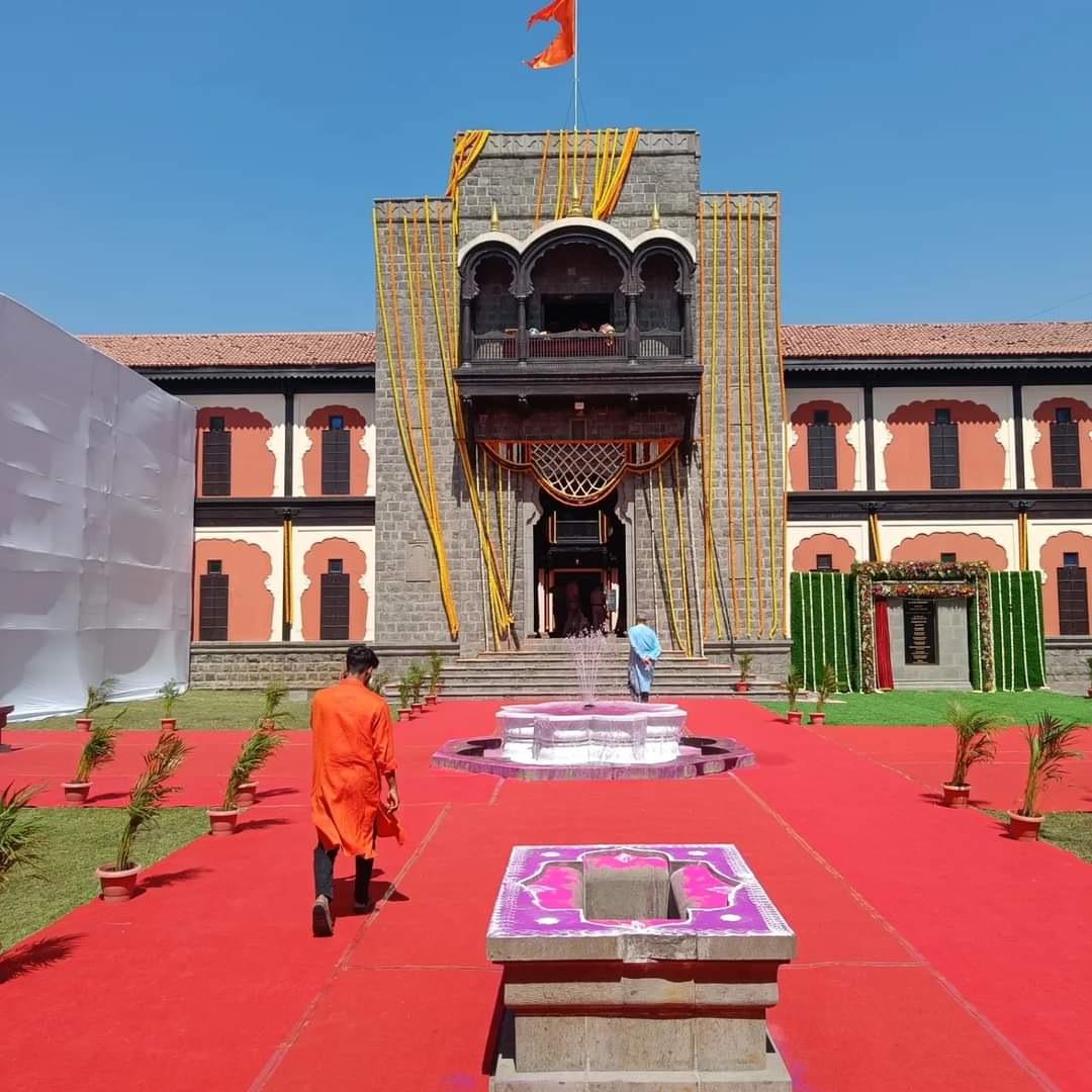 TejasAwate9899's tweet photo. समर्थ रामदासांनी वर्णन केल्यानुसार "स्वप्न जे देखिले रात्री ते ते तैसेंच होतसे" याप्रमाणे शिवशाहीर बाबासाहेब पुरंदरे यांनी पाहिलेले शिवसृष्टीचे स्वप्न आज पूर्ण होताना दिसत आहे.
शिवसृष्टीच्या प्रथम चरणाचे उदघाटन देशाचे गृहमंत्री अमित शहा यांच्या हस्ते करण्यात आले.
#म https://t.co/kbG7xn48gX