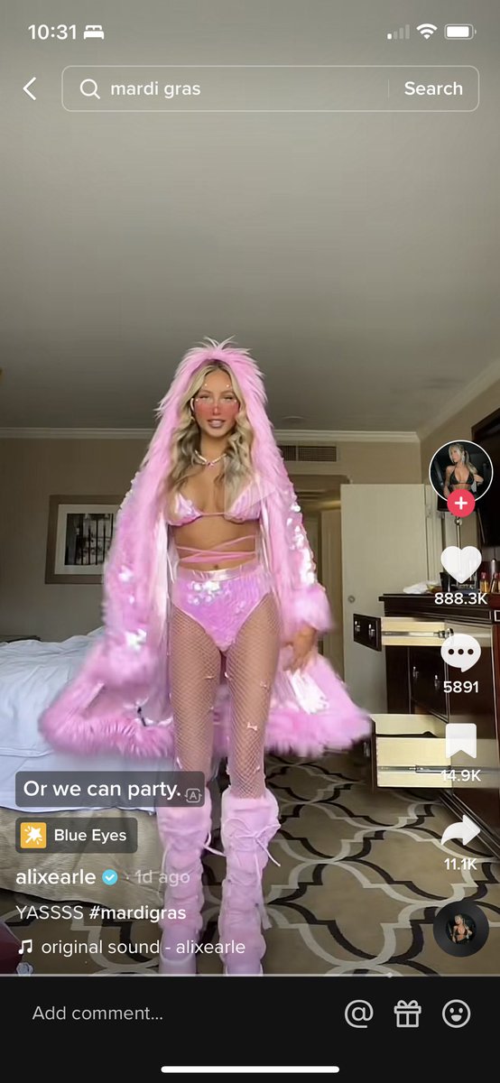 internetoftangs's tweet image. Alix Earle in college going to Mardi Gras vs me. So glad my generation was allowed to be ugly 🙏