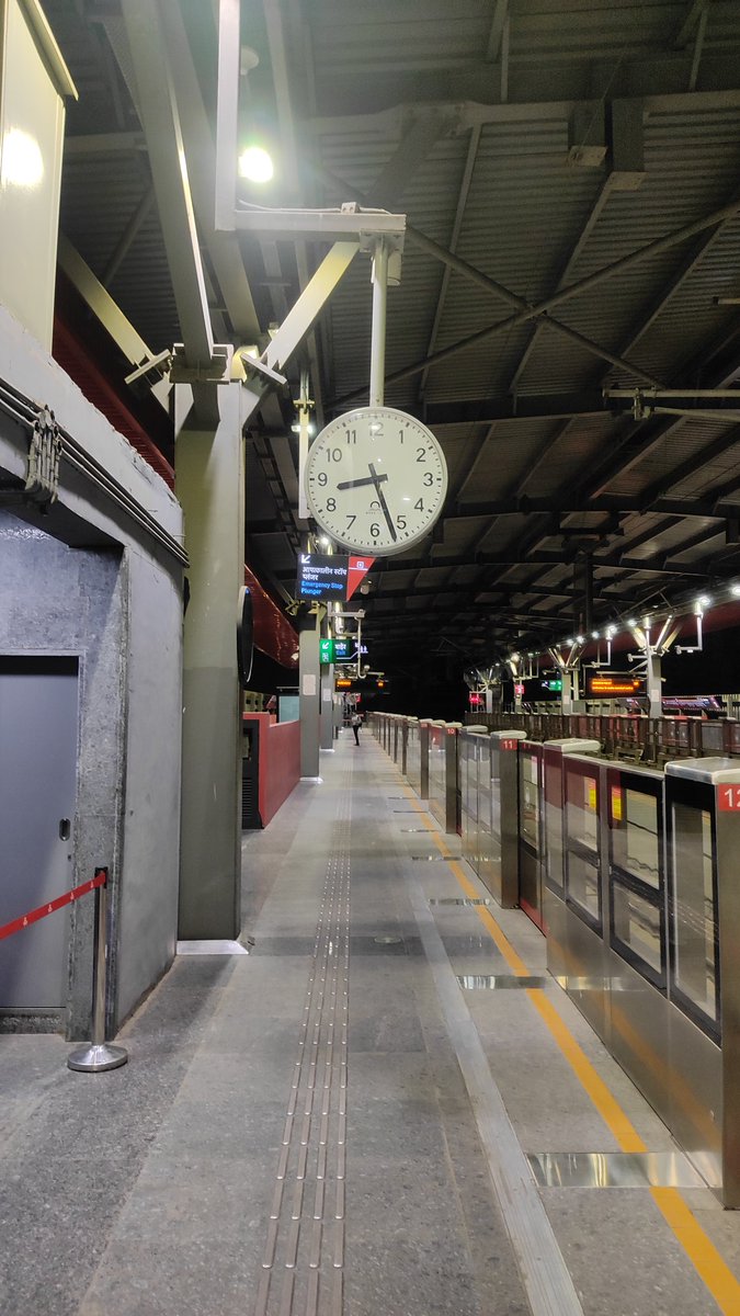 josuowski's tweet photo. Analogue Clock in a metro station. #ThingsILiketoSee https://t.co/M6vjyQg49t