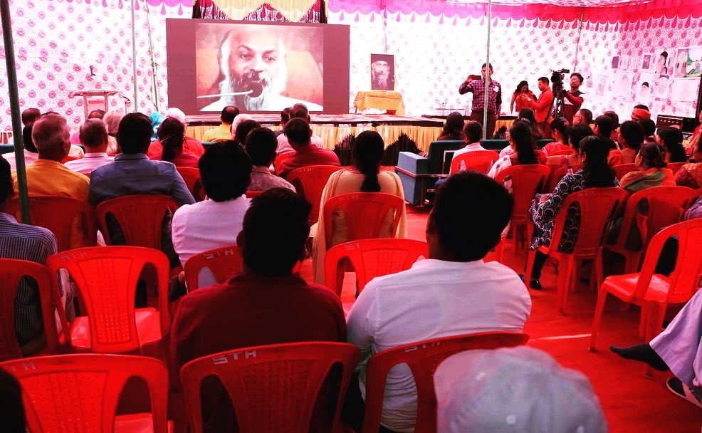 Srushti_IAS's tweet photo. Osho Abhivyakti Yatra- 2023 by Osho Friends Club and Dist Admin Narsinghpur- an effort to celebrate and spread Osho’s life &amp; legacy in Gadarwara. 
He spent his early time till 19 yrs of age here and his school, library &amp; home are a part of the Heritage walk. #osho https://t.co/iljzs506LT
