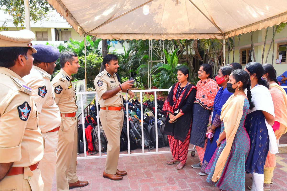 VjaCityPolice's tweet image. ఈ రోజు ది.19.02.2023న  జరుగుతున్న  సబ్ ఇన్స్పెక్టర్(S.I)ప్రిలిమినరీ పరిక్షల బందోబస్తు ఏర్పాట్లను, పరీక్షలు జరుగుతున్న తీరును స్వయంగా పర్యవేక్షించిన నగర పోలీస్ కమీషనర్ శ్రీ కాంతి రాణా టాటా ఐ.పి.ఎస్.,గారు.

#APSLPRB #si_recruitment #PreliminaryExam #Bandobast #review