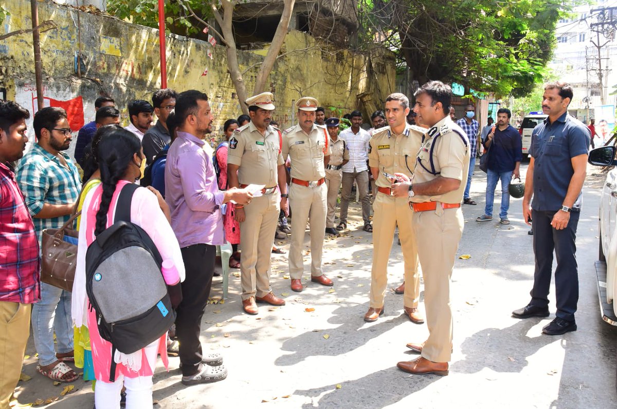 VjaCityPolice's tweet image. ఈ రోజు ది.19.02.2023న  జరుగుతున్న  సబ్ ఇన్స్పెక్టర్(S.I)ప్రిలిమినరీ పరిక్షల బందోబస్తు ఏర్పాట్లను, పరీక్షలు జరుగుతున్న తీరును స్వయంగా పర్యవేక్షించిన నగర పోలీస్ కమీషనర్ శ్రీ కాంతి రాణా టాటా ఐ.పి.ఎస్.,గారు.

#APSLPRB #si_recruitment #PreliminaryExam #Bandobast #review