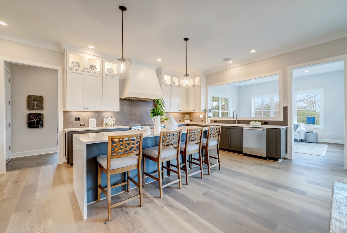 gulickgroup's tweet photo. What a difference proper light fixtures make. After photos first; Before photos follow.
.
#GulickGroup #LuxuryLiving #HomeDesign #NewHomes #NorthernVA #RealEstate #NorthernVARealEstate #LightingFixtures #Lighting https://t.co/n6BccOEX2g