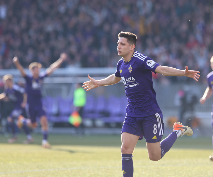 Danes je vijol’čni dan…

<a href="/nkmaribor/">NK Maribor</a> - <a href="/nkolimpija/">NK Olimpija Ljubljana</a> 2:0

⚽️  Žan Vipotnik
⚽️ Marko Božić

#MiSkupajEnoSmo #derbi