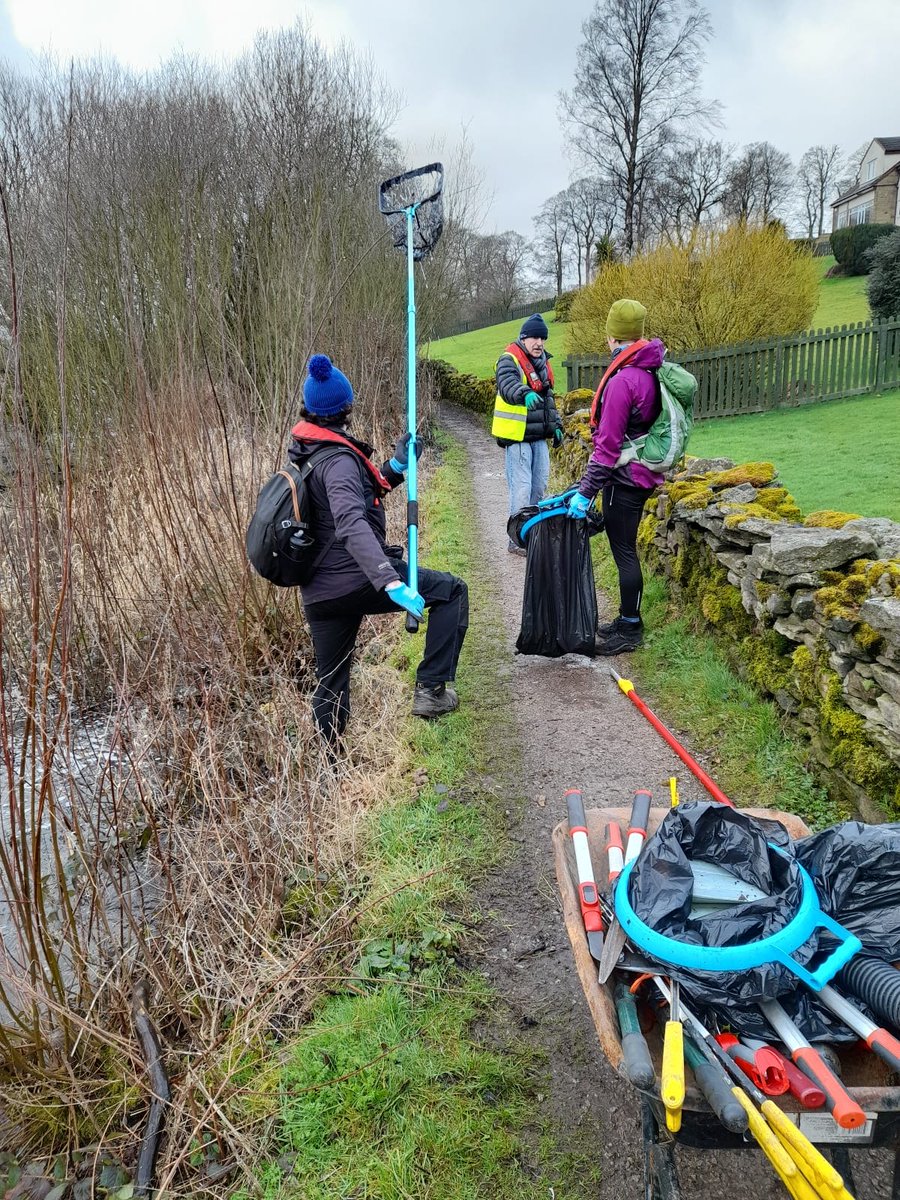 A great day out with our Foulridge Taskforce yesterday. Responding to a customer complaint about litter and debris on Lower Foulridge Reservoir, we went round the entire Reservoir, removing litter and intrusive vegetation as we went. Great work team!

#volunteerbywater
