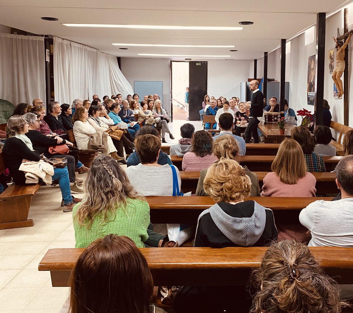 CarlosArroyo93's tweet photo. Hoy los médicos de familia de Madrid nos reunimos en la parroquia @EntreBorromeos de Vallecas para analizar con el comité de @amytsmedicos la situación desencadenada por la huelga en Atención Primaria. Seguimos 💪🏽💚

#HuelgaAtenciónPrimaria
#SanidadPública https://t.co/SjRrxblh4T