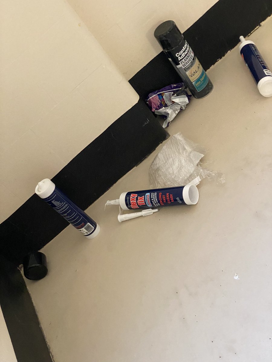 harriettbloom's tweet photo. @SHGroupUK how is the acceptable to be left ???? Absolutely disgraceful let alone dangerous for my elderly disabled grandparents walking out of their front door https://t.co/IPPpEkCQRT