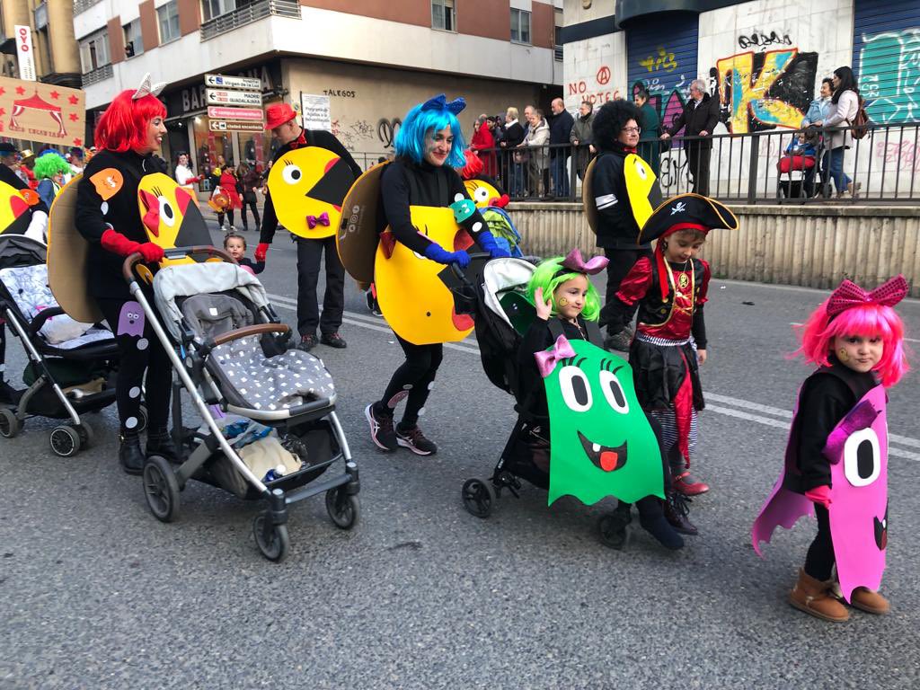 DarioDolz's tweet image. El Ayuntamiento, la Asociación Amigos del Carnaval, las Asociaciones de Vecinos, las AMPAs, centros como Crisol, etc. vamos recuperando año a año un Carnaval que cada vez tiene más seguidores y donde el nivel de calidad va en aumento.