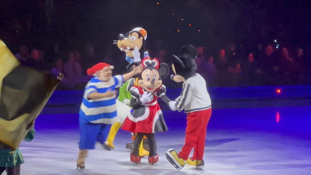 Mappachi's tweet photo. Simplemente, ESPECTACULAR!!#disneyonice https://t.co/LBjNncHJ3x