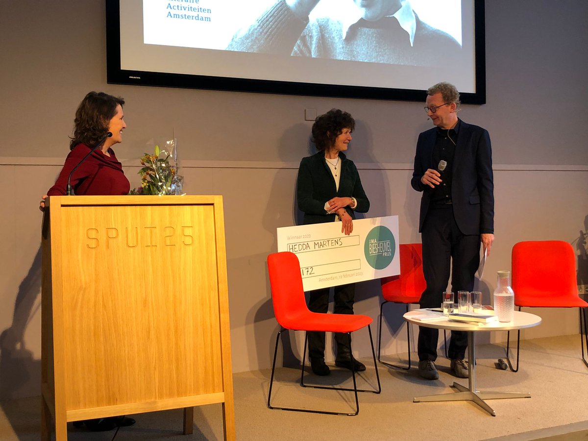 En de winnaar van de J.M.A. Biesheuvelprijs 2023 is... Hedda Martens! Ze won met haar bundel 'Bij wijze van leven' (<a href="/Querido_nl/">Uitgeverij Querido</a>). Gefeliciteerd!🎉