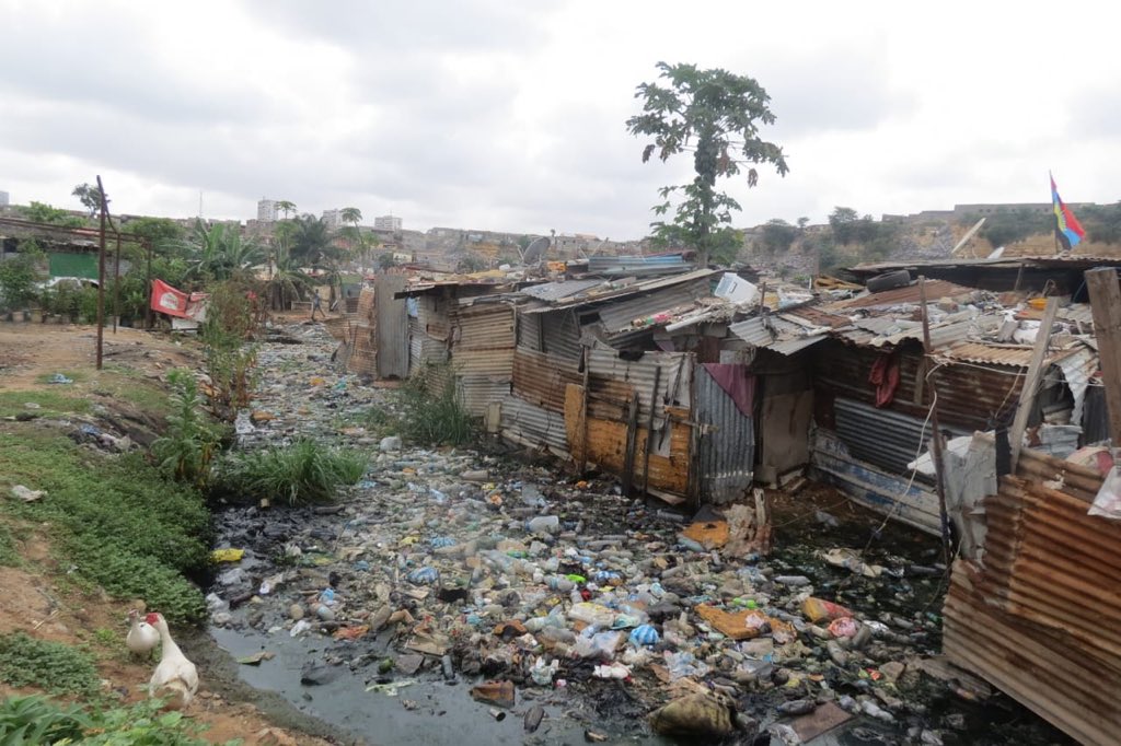 O GOVERNO vai gastar 9 milhões de dólares para comprar 44 viaturas de luxo, mas, no distrito da Samba, na nova Marginal de Luanda, a 5 minutos da CIDADE ALTA, existe o bairro do POVOADO, onde mais de 600 famílias vivem em casas de chapa e em condições de miséria absoluta.