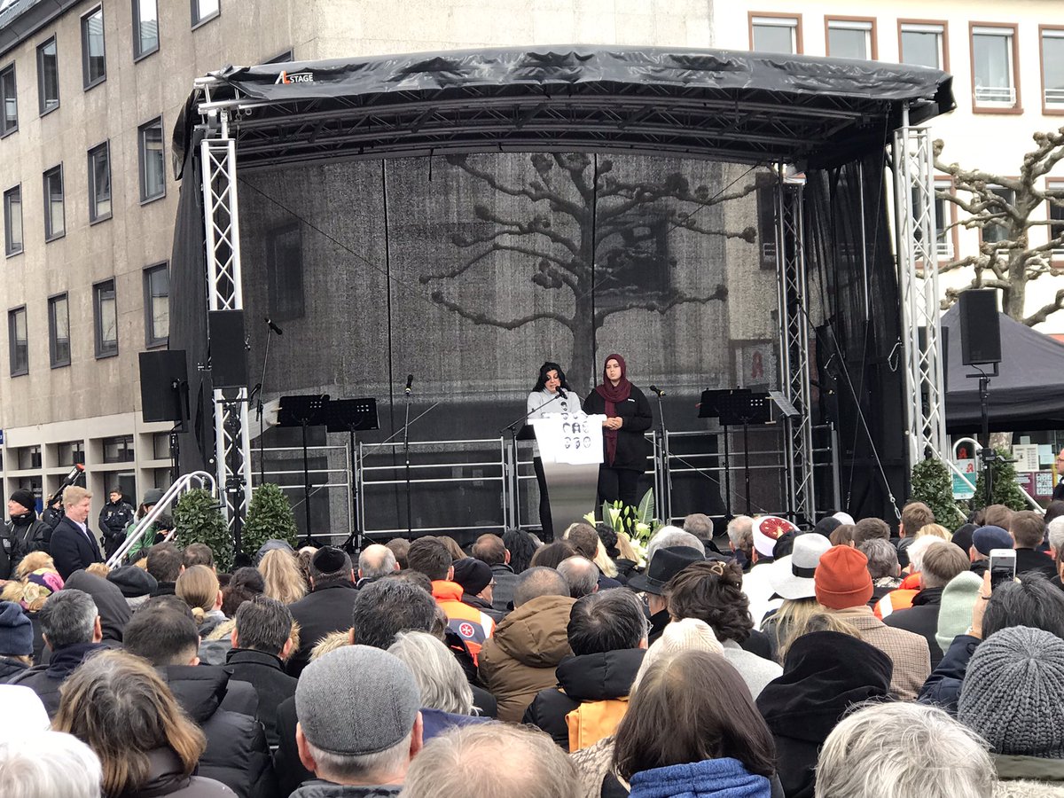 hanau_ahmadiyya's tweet photo. Die Ahmadiyya Muslim Jamaat #Hanau hat heute an der Gedenkveranstaltung an den 19.02.2020 auf dem Marktplatz in Hanau teilgenommen. Wir sind gegen Rassismus sowie Diskriminierung und setzen uns für Gleichberechtigung, Gerechtigkeit und Frieden ein.
#saytheirnames
#Rassismus https://t.co/8720yZKTS2