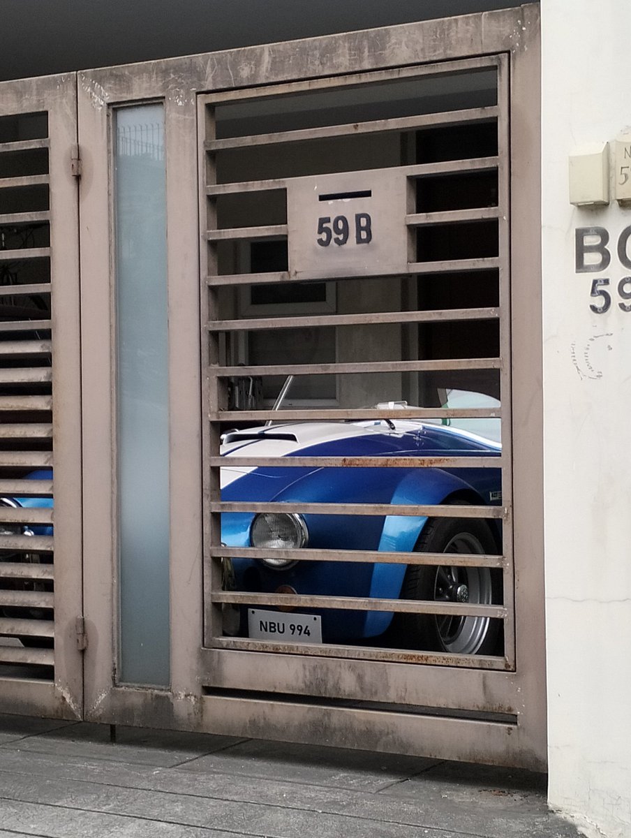 prettycheskaa's tweet photo. not sure what car is this but I'm sure that is old and has a high value, https://t.co/3czSxQQU0U