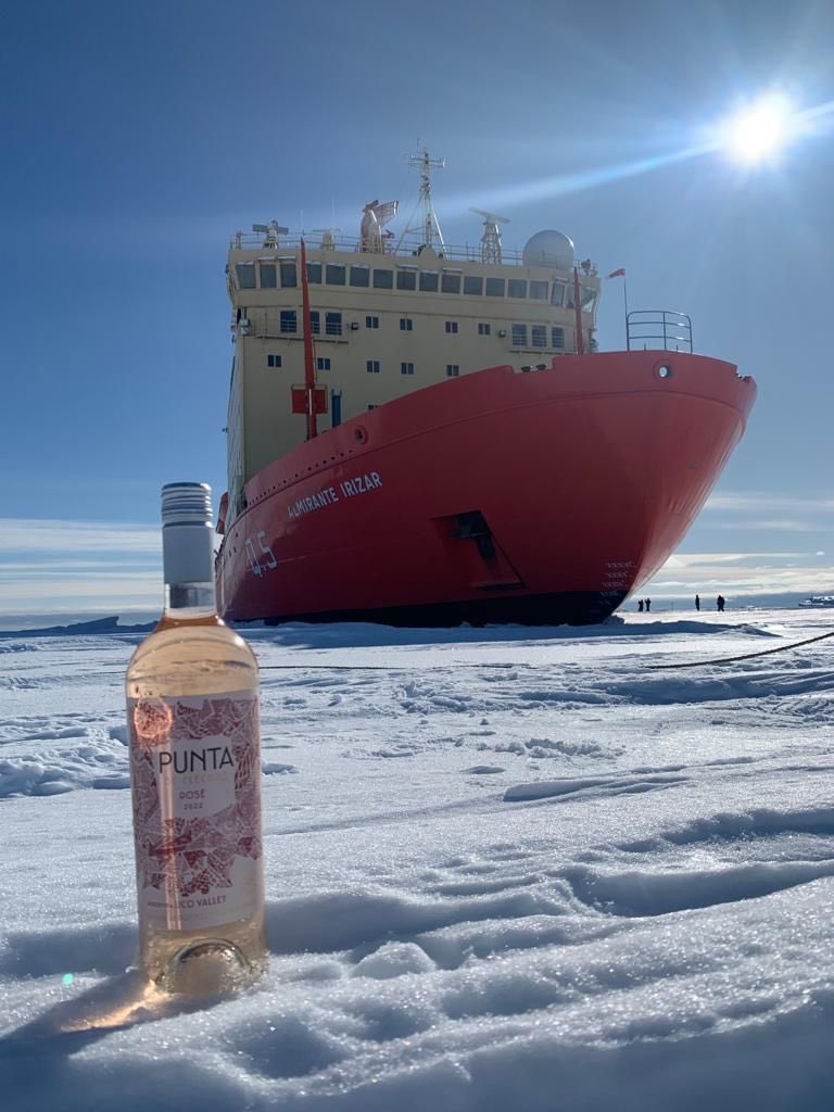 Bodega Flechas de los Andes (@flechaswineok) on Twitter photo ¿Viajarías al confin del mundo para disfrutar de tu vino favorito? Ellos lo hicieron y lo descubrieron en la Antártida Argentina … en cada uno de los extremos del planeta siempre existe un <a href="/flechaswineok/">Bodega Flechas de los Andes</a> para tu momento perfecto. Gracias a la tripulación del ARA Alte. Irizar 🚢 ¿Viajarías al confin del mundo para disfrutar de tu vino favorito? Ellos lo hicieron y lo descubrieron en la Antártida Argentina … en cada uno de los extremos del planeta siempre existe un <a href="/flechaswineok/">Bodega Flechas de los Andes</a> para tu momento perfecto. Gracias a la tripulación del ARA Alte. Irizar 🚢