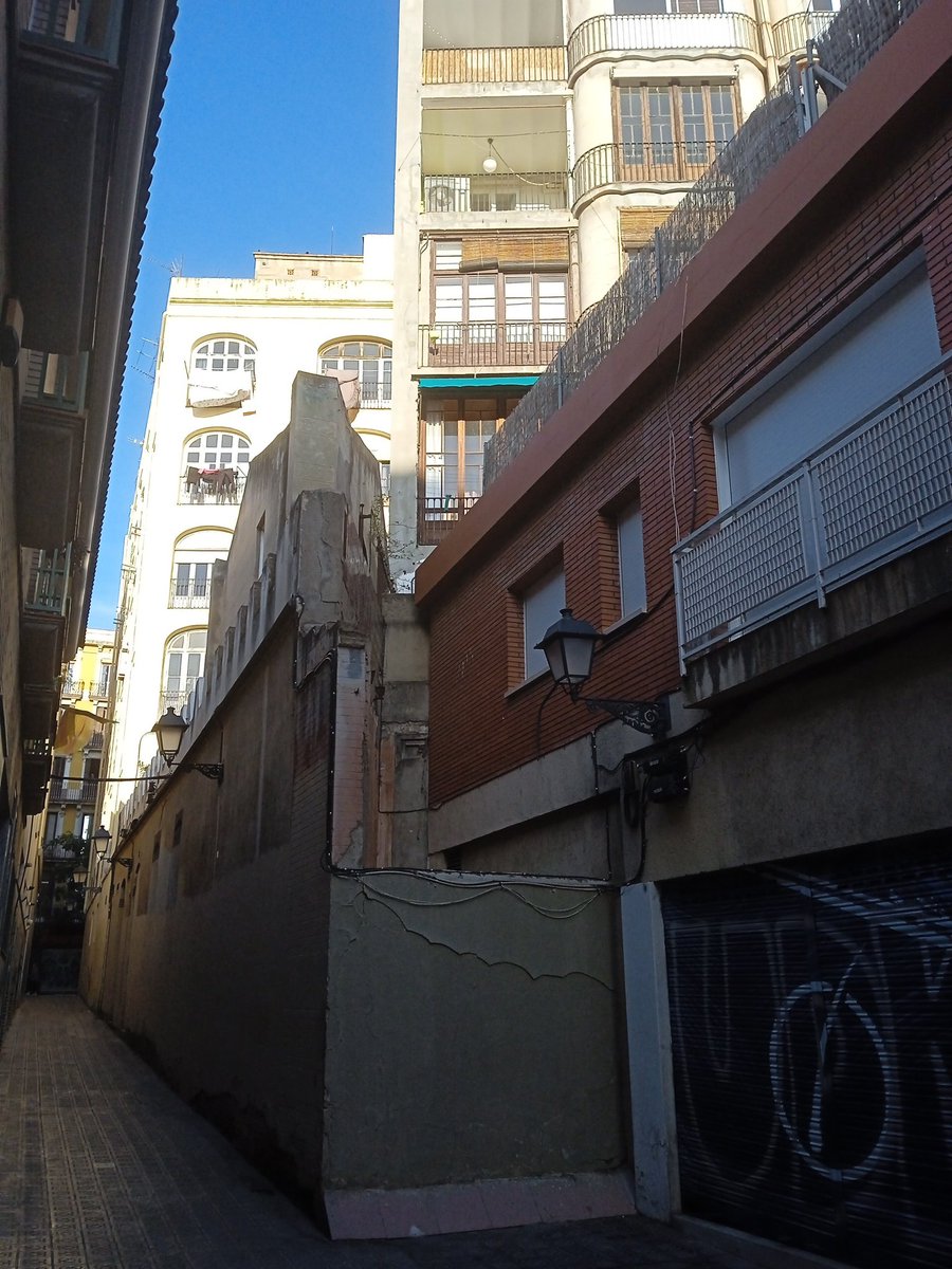 Podria ser un d'aquells dibuixos impossibles, d'escales reversibles es miri del dret o del revés. Però és un angle màgic del carrer Esparreguera. Entre la genialitat arquitectònica i l'aprofitament de l'últim metre al cor de Gràcia. Que bonic és fer temps voltant pel <a href="/JT_Regina/">Jove Teatre Regina</a>