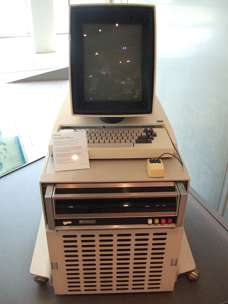 philipspilsbury's tweet image. 🚀 #OnThisDay 1973: Xerox released the Alto, the first computer with a mouse, GUI, & Ethernet.
💡 Alto's portrait orientation & WYSIWYG text editor made it a pioneer in computing.
🌟 Happy Birthday, Alto! #ComputingHistory #TechPioneers