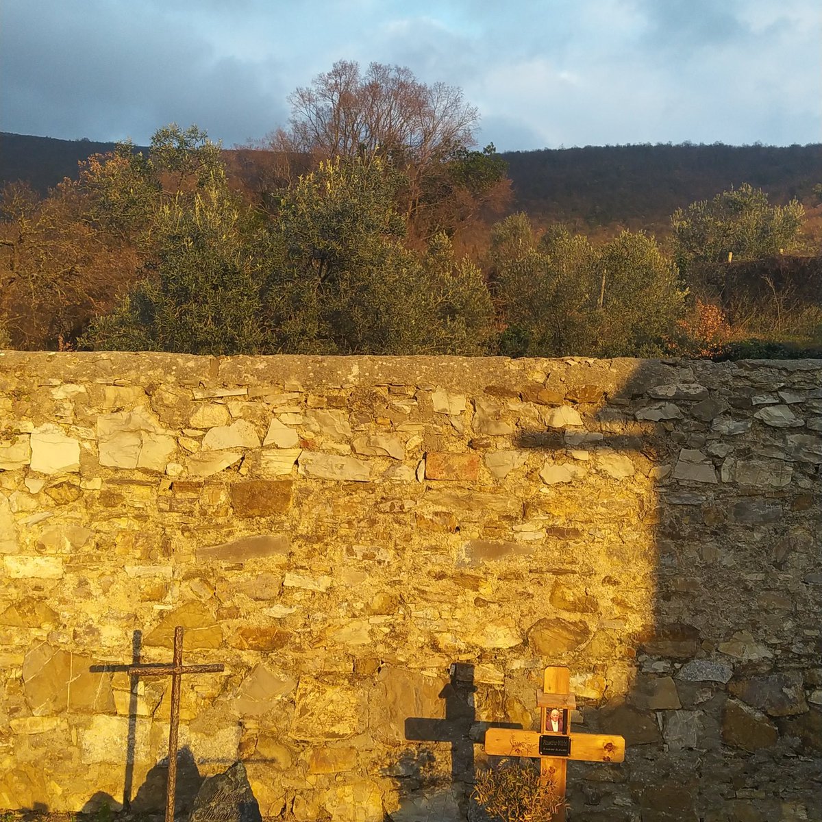 inviaggiosempre's tweet photo. Cimitero di campagna
#calvana https://t.co/7YTtOtYEjo