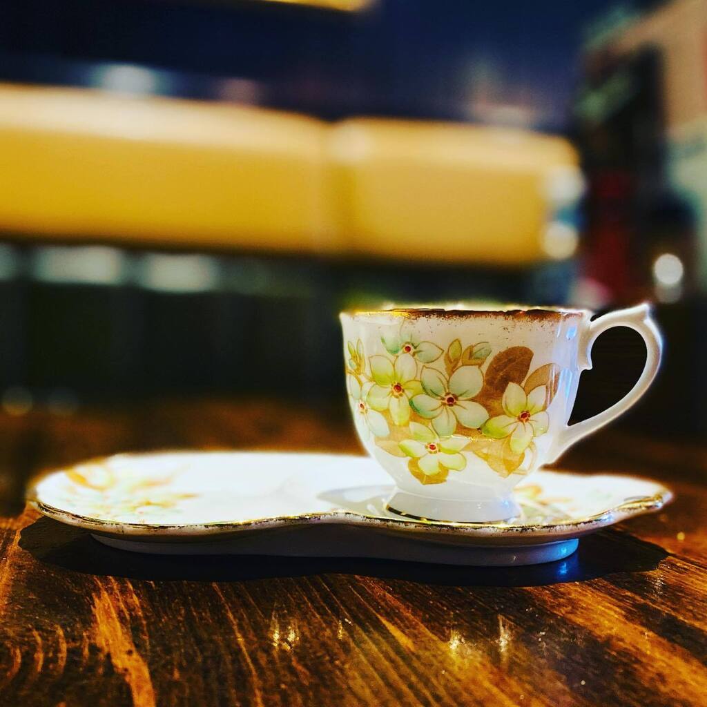 Stopped for a wee plum porter after a day of mostly buying cups.☕️☕️ .
.
.
.
.
.
.

.
#vintagefinds #vintage #vintagestyle #vintageshop #vintagedecor #vintagehome #vintagelove #retro #vintageclothing #vintagefashion #shopvintage #vintagestore #vintagelov… instagr.am/p/Co2XFgXNvxU/