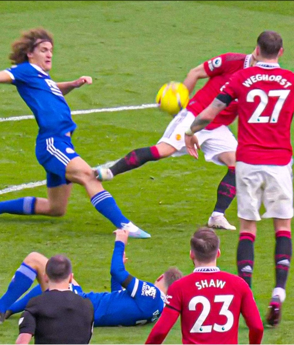 Can someone tell me how this not a 🟥 but at the least a 🟨 but ended up nothing because VAR said it wasn't a clear and obvious error. The whole thing is fudged top to bottom. VAR top 6 biased #MUNLEI #LCFC <a href="/ManUtd/">Manchester United</a> <a href="/lcfc/">Leicester City</a> #VARBAGOFSHITE <a href="/SkySportsPL/">Sky Sports Premier League</a> #PremierLeague