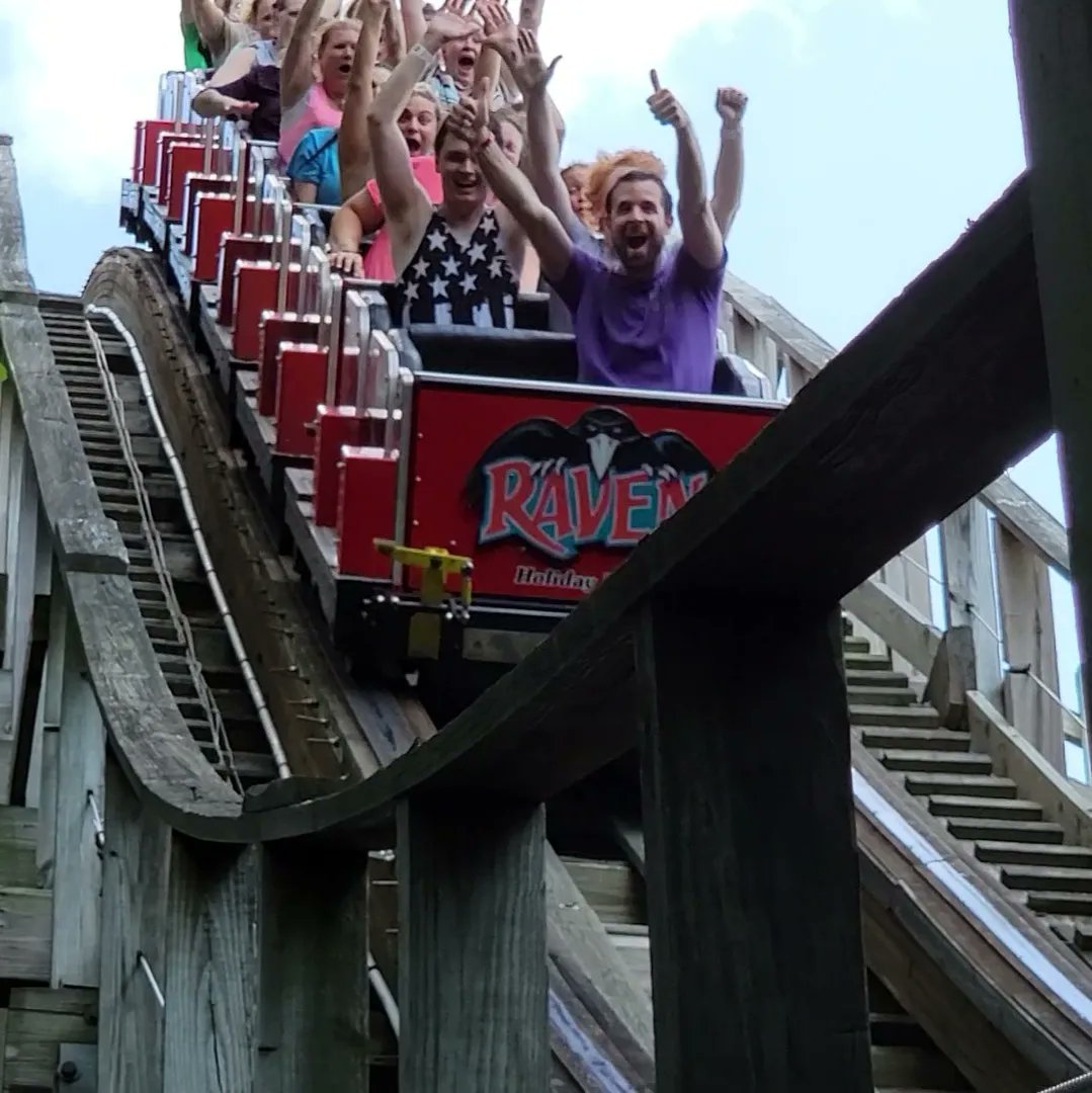 SquadCoaster's tweet photo. The Raven @ Holiday World 

#theraven #holidayworld #rollercoaster #rollercoasterenthusiast #themepark #amusementpark #rollercoasterphotography #holiwoodnights #woodencoaster https://t.co/PITTwWJsNi