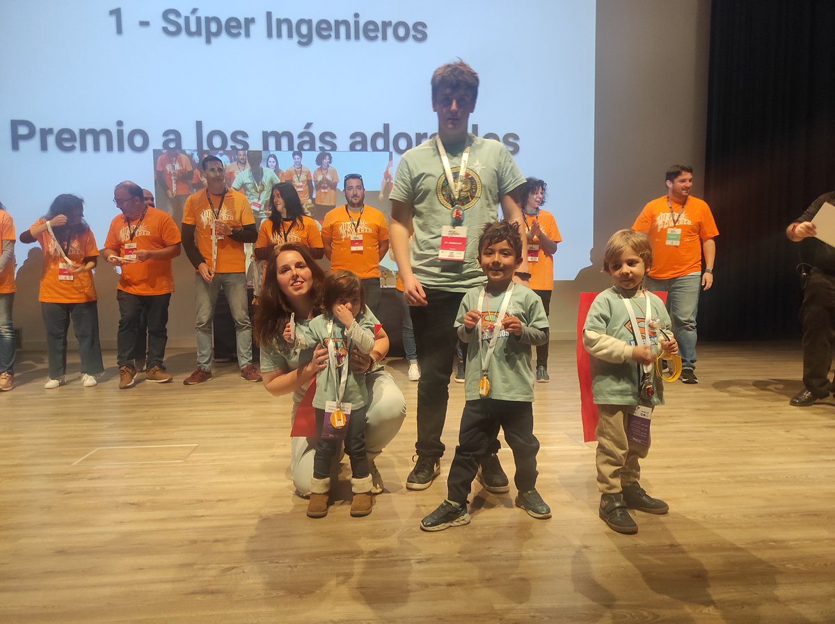 FLLMalaga's tweet photo. A continuación os compartimos la entrega de medallas y reconocimientos a los más pequeños👇Los más adorables han sido #SuperIngenieros | #FLLMálaga #FLLSpain #SuperPowered #FLLExplore #FLLDiscover https://t.co/FI0loLhgLU