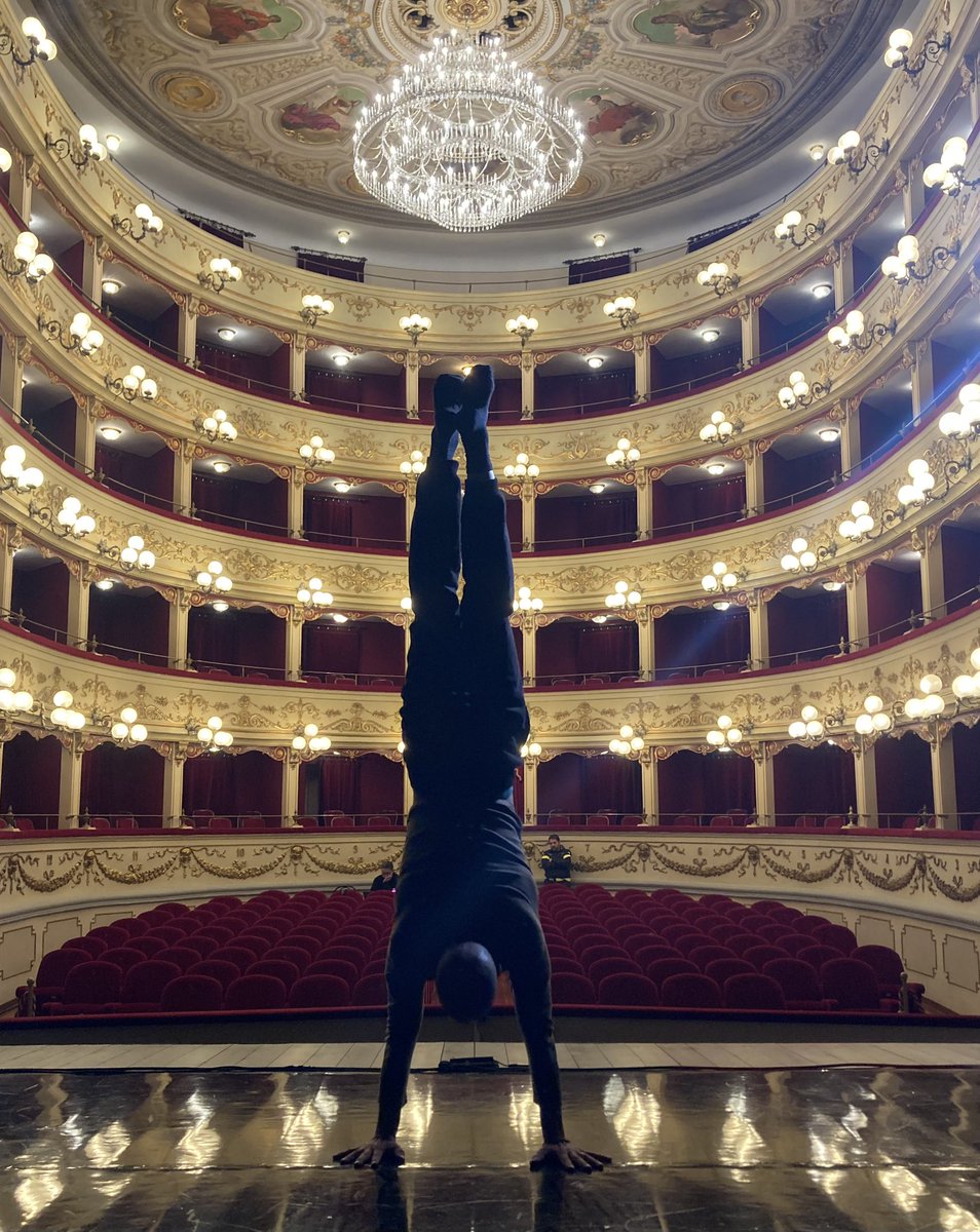 #training #handstand #Chieti @TeatroMarrucino #pomeridiana #mezzora #ilfiglio #FlorianZeller #tournée
📸 @GiulioPranno