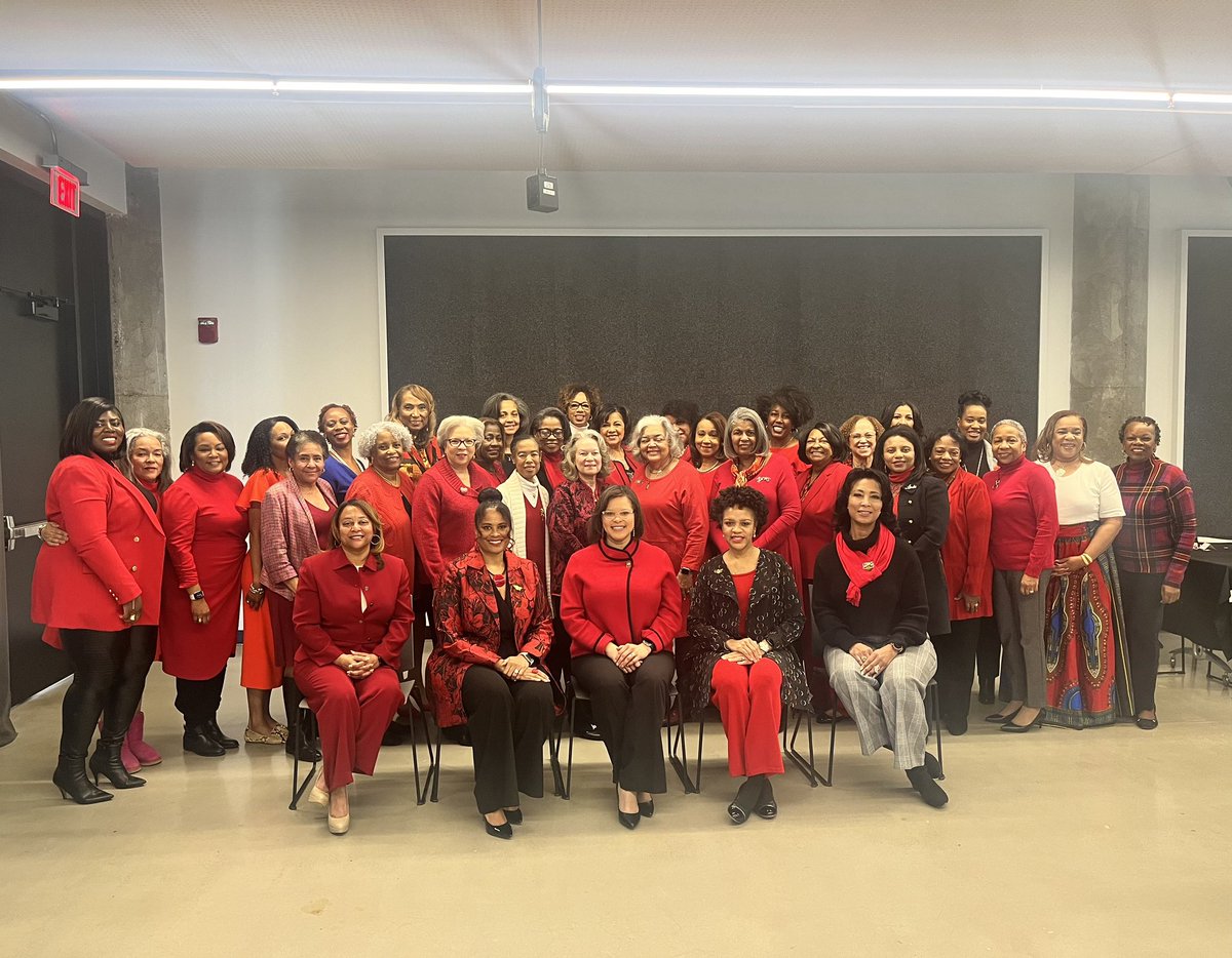 CincinnatiLinks's tweet photo. At our February chapter meeting, we wore red in support of #HeartHealth Awareness Month! 💚➡️❤️

#CincinnatiLinks #CincyLinks #CALinks #LinksInc #LinksGoRed #GreenGoesRed #HeartHealth https://t.co/YBziGdVU46