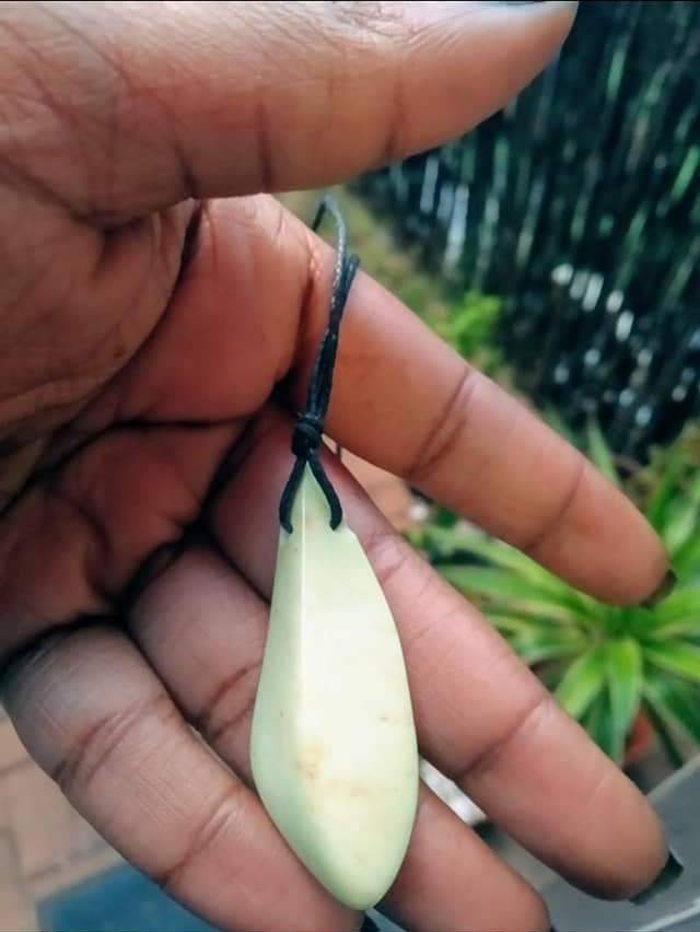 MpiloKhumalo_'s tweet photo. Citron/Lemon Chrysoprase.

This is an extremely useful stone for improving emotional health. It promotes forgiveness, empathy, self-growth, self-love, and general joy of living. It is tightly linked to the heart chakra and gives you that zest for life in a very balanced way. 🌻🖤 https://t.co/f5MmSusaWG
