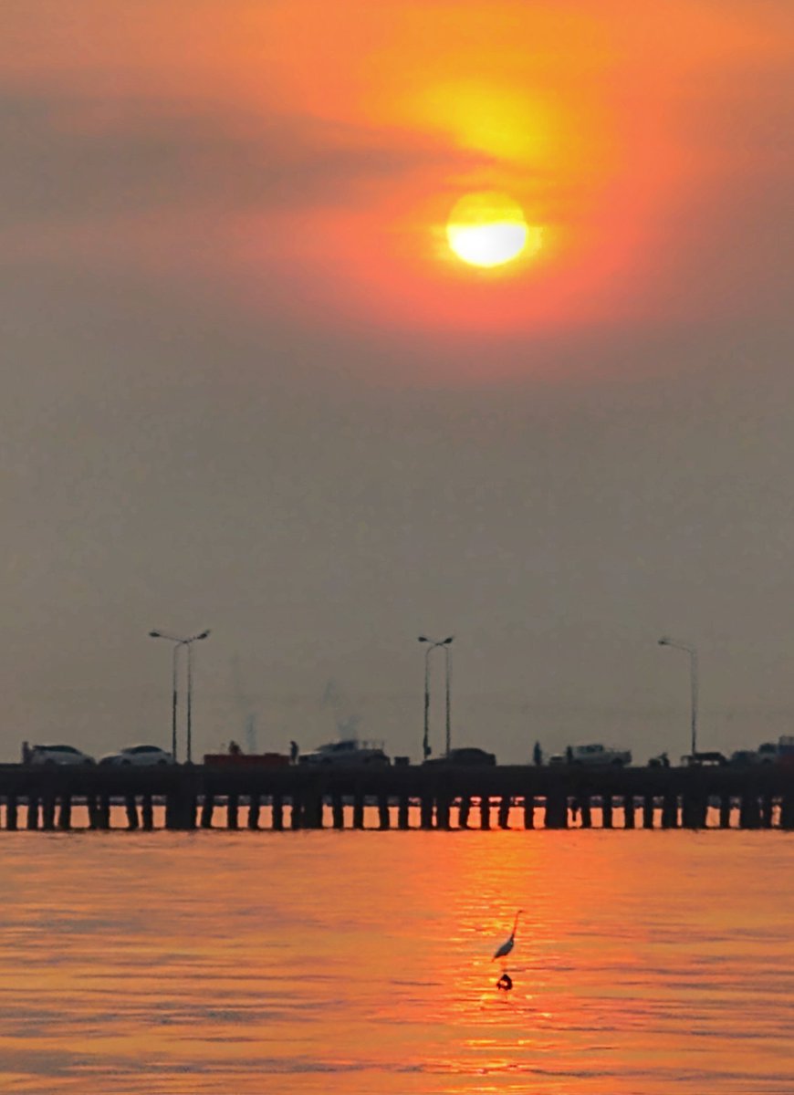 TZaxxon's tweet photo. Full zoom on the poor old trusted Motorola 
#sirachasunset https://t.co/wEiLsKcaY1