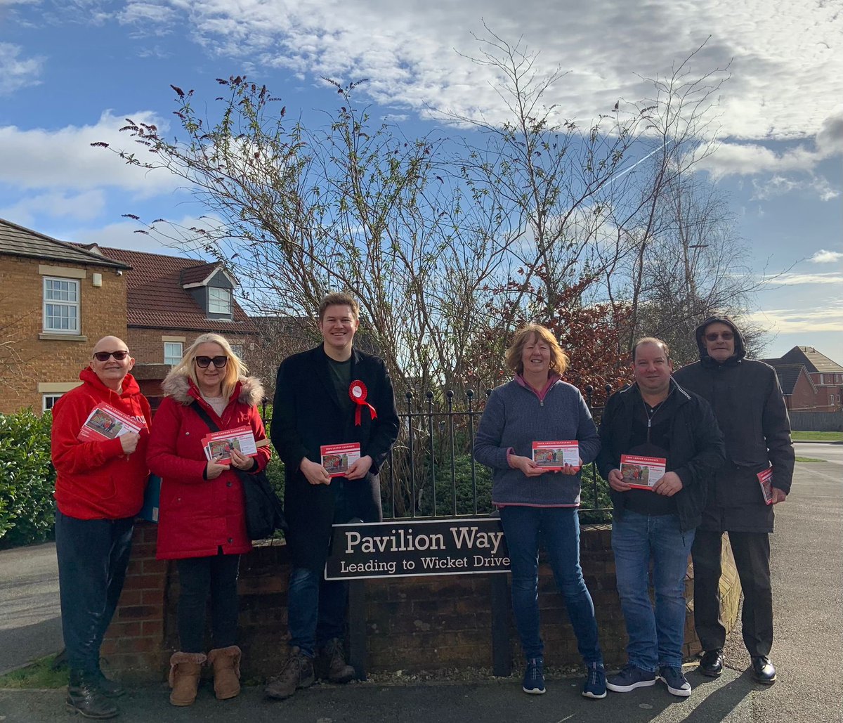 Lovely morning out speaking to residents on the Cricketers Estate! Some great support for Labour and local casework picked up by councillors. 🌹 #labourdoorstep