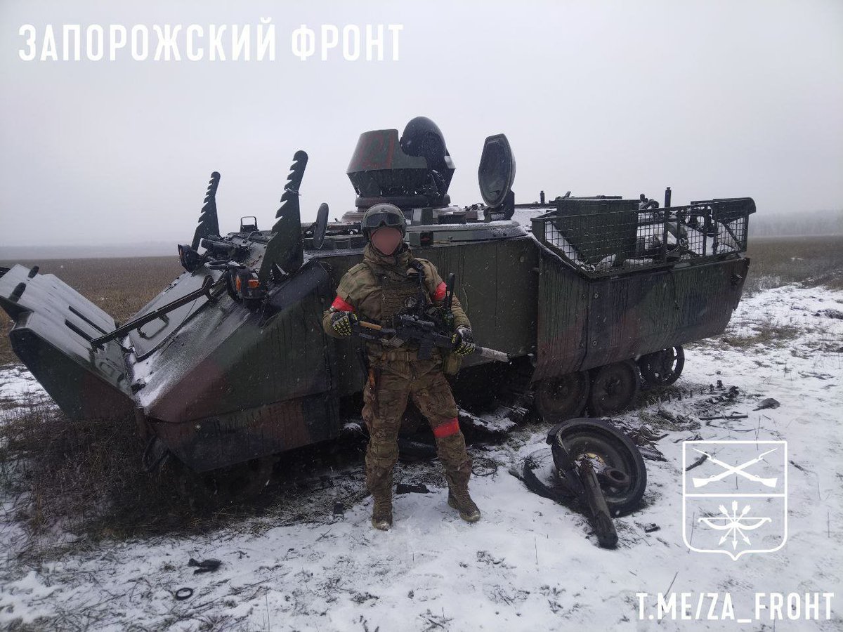 +++ Fotos russischer Soldaten zeigen  beschädigt / zerstört / umgekippt zurückgelassene niederländische YPR-765 (#YPR765) / #M113 US-Schützenpanzer der ukrainischen Kiewer Regime-Truppen in der Region. Für Nachschub wird ja gesorgt.
