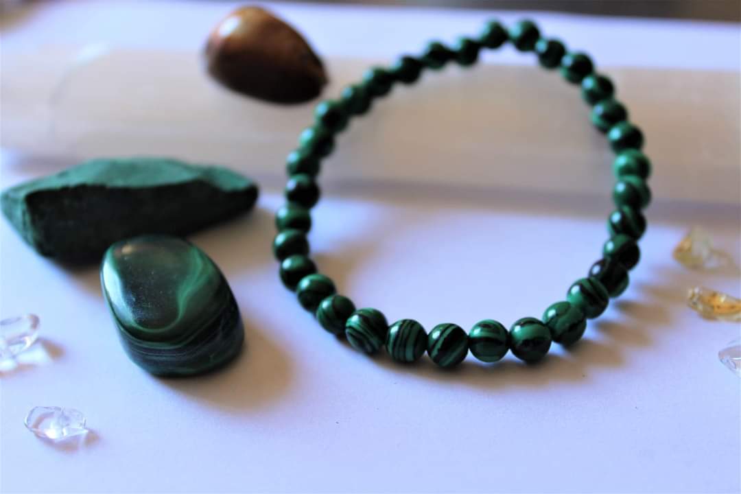 MpiloKhumalo_'s tweet photo. Malachite opens the heart to unconditional love, so it's associated to the heart chakra. It also encourages risk-taking and change, breaks unwanted ties and old patterns and teaches how to take responsibility for one's actions.🌻🖤🐞 https://t.co/UulR8OOi4n