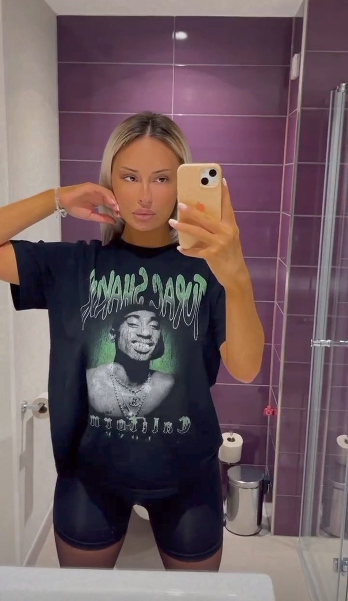 Dobro jutroo. Lajk i retvit ako bi na kafu samnom💋💋