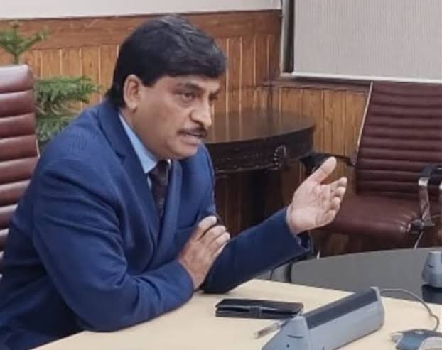 Ratveg_Roy's tweet photo. Some govt employees are trying to spread false rumours & trying to defame the gud work done by #LGAdmin & r using various social media platforms for passing false comments. Now CS Dr Mehta has directed the govt secretaries to identify such culprits & issue circulars against thm. https://t.co/3hqGp671pd