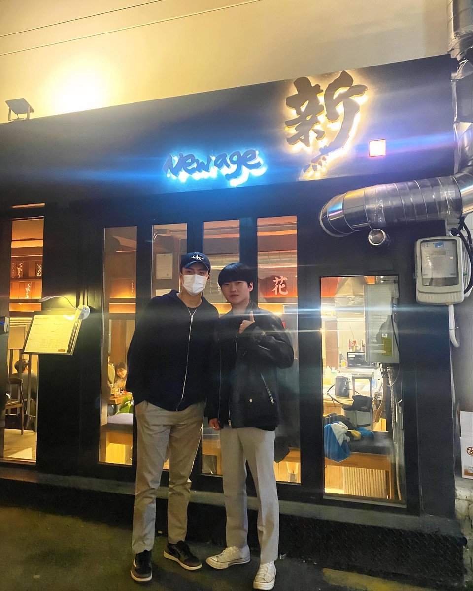 BUBBLETEAHOLIC's tweet photo. 230219 10_01_yess ins update #SEHUN

เซฮุนไปร้านอาหาร New Age ในอัพกูจองโรดิโอ เซฮุนบอกว่าอาหารอร่อยมากและยังเอานามบัตร(แลกคอนแทคกัน)จากเจ้าของร้านด้วยค่ะ https://t.co/lZcl8WlyCL