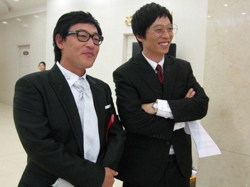 yes_we_together's tweet photo. 유느 안경 색다르다! https://t.co/Otn2vo21lq