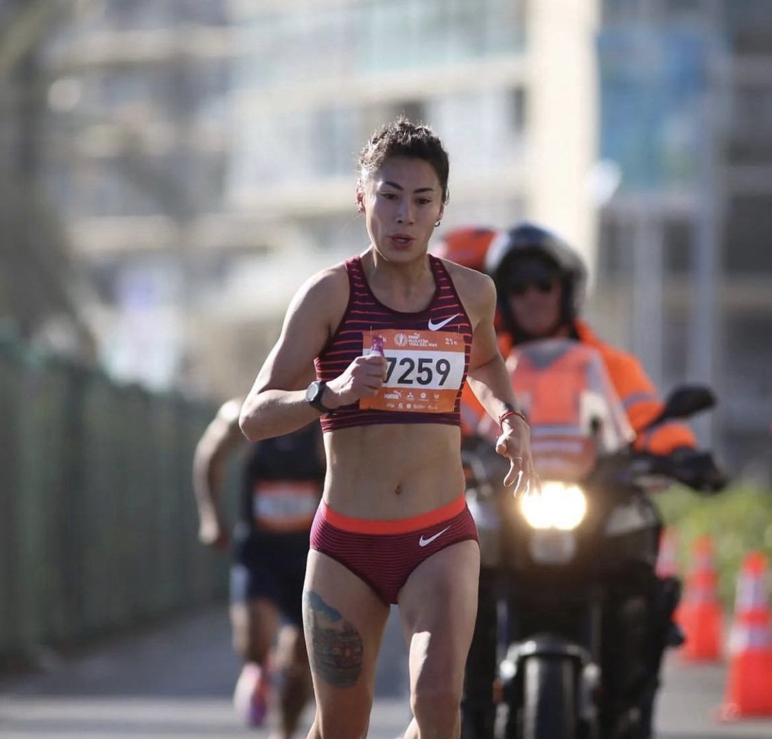 TeamChile_COCH's tweet photo. ¡G I G A N T E S! 🫶🏻🫶🏻🫶🏻

Carlos Díaz 🇨🇱 estableció el nuevo récord nacional de maratón —el anterior era de Omar Aguilar (2h 12:19)— tras completar el Maratón de Sevilla 🇪🇸 en 2h 10:26.

También brillaron:

Hugo Catrileo (2h 12:17)
Giselle Álvarez (2h 33:08)

#VamosTeamChile 🇨🇱 https://t.co/52r2CfElyY