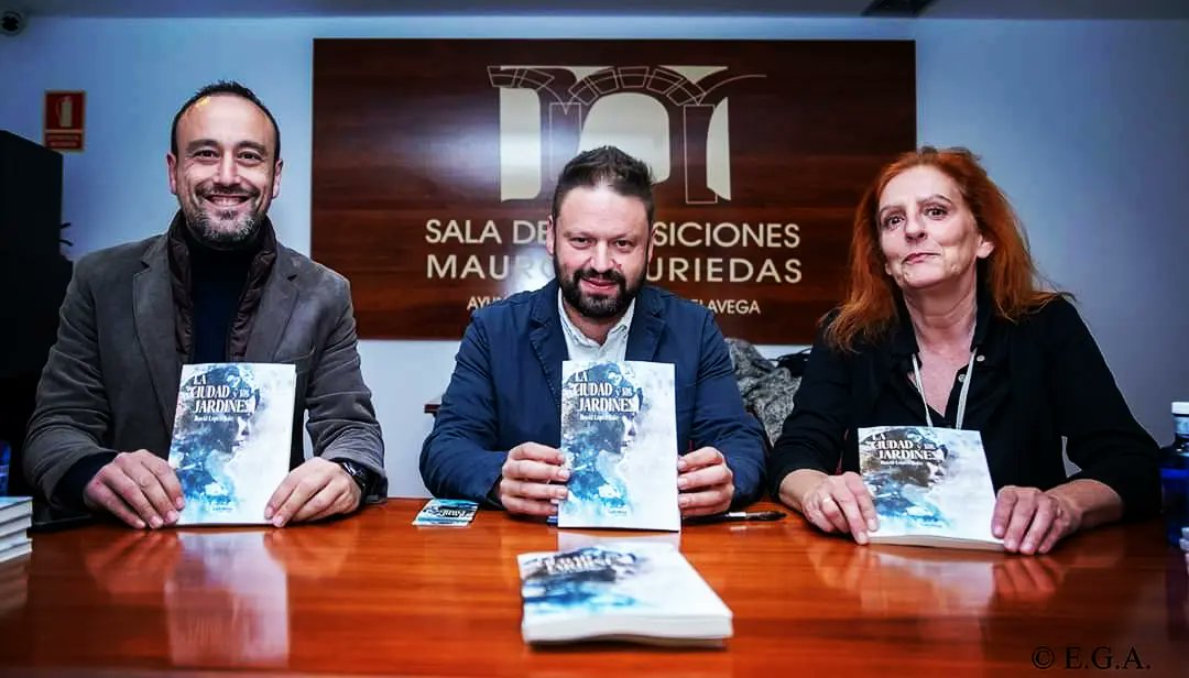 david_escritor_'s tweet image. Buenos días.  Y aquí las fotos de la inolvidable jornada del viernes  retratados por uno de los mejores fotógrafos de  España  , Enrique Gutiérrez Aragón  y hermano del gran director de cine Manuel Gutierrez  Aragón  .Gracias Quique. #FelizDomingo #literatura #letrame