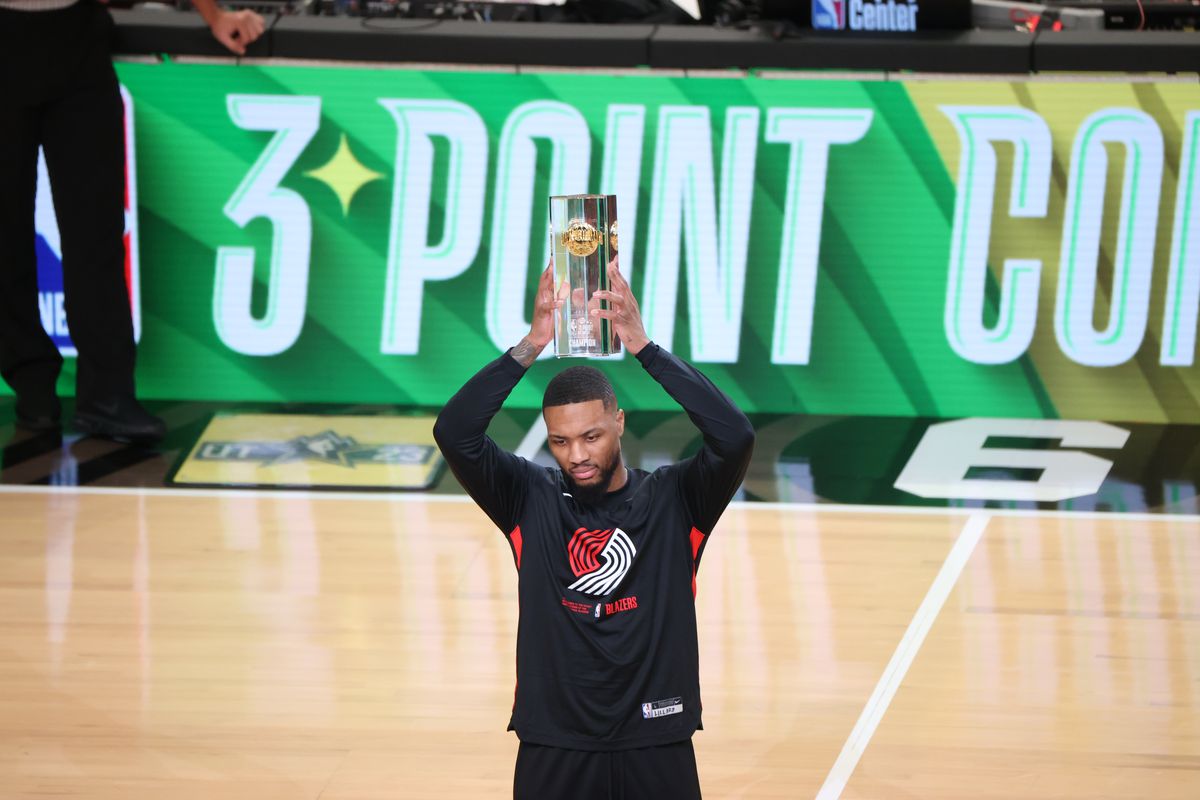 jpehaiti's tweet photo. Damian Lillard et son trophée au concours à 3 points hier soir #NBAAllStarWeekend https://t.co/xPbyj39Mmu