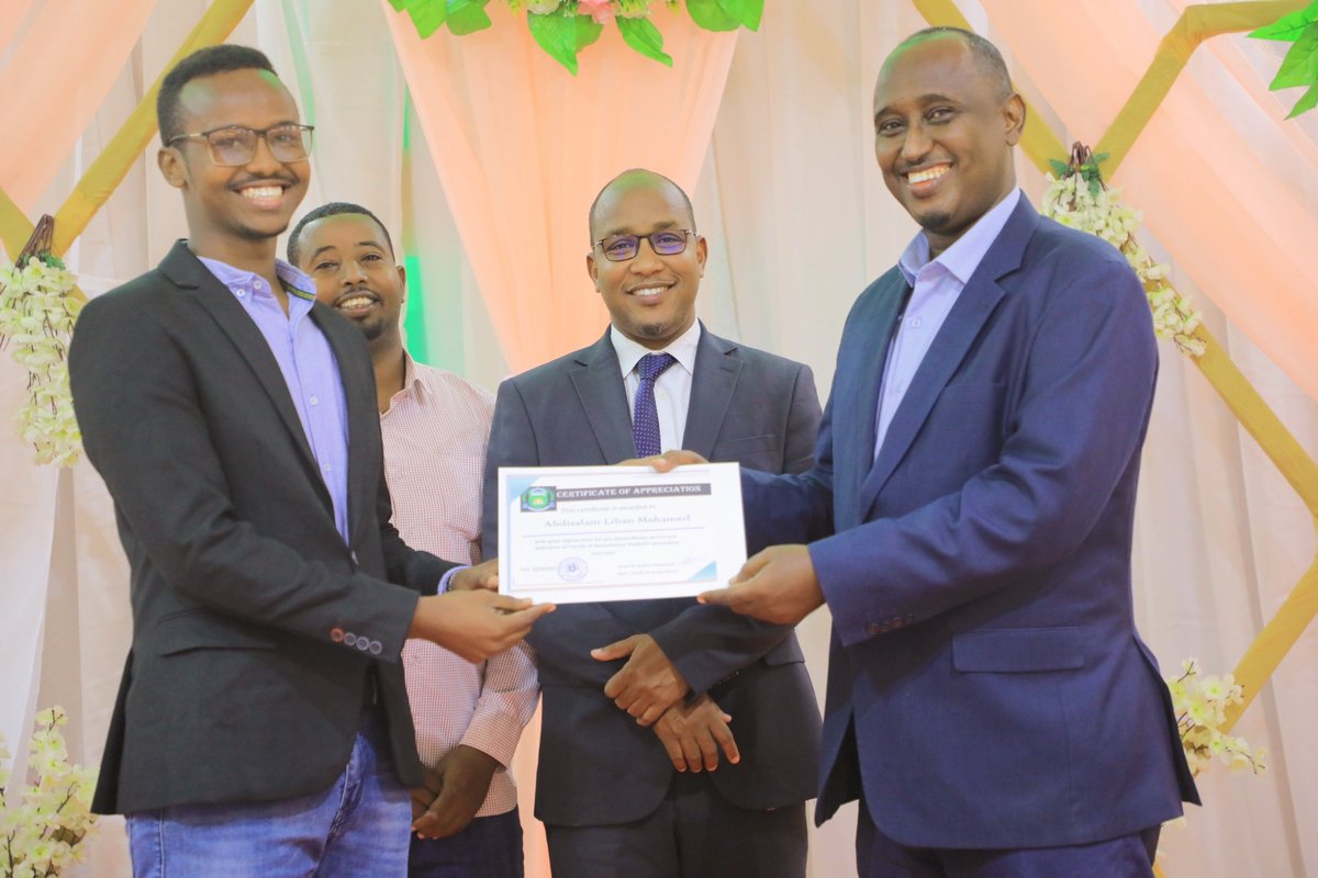 Barre_Digdig's tweet photo. 16 February, waxa dhacday xaflad loogu mahad celinaayo association kii hore  ( FASA 2021-2022 ) .
Waxa aad ugu faraxsnahay inan laso shaqeeyay . 
Waxan umahadcelinaya Madaxda Jamacada simad ,Gud. Ku xigeenka  @EngMMMohamed and Deankyga Al-Ustad @AliIbrahimMoh12 ,  Thanks Alot 💯 https://t.co/LrUJTjSpeR