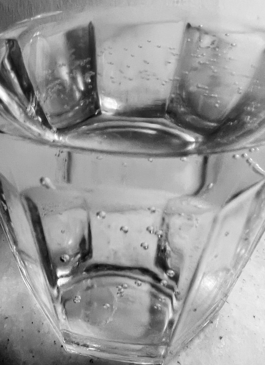 NicoMaiztegui's tweet photo. Cuando te despertás a la mañana y el vaso de agua tiene burbujas es porque el agua estaba a menor temperatura que el ambiente, y al quedarse inmóvil los gases se desprendieron (nitrógeno y oxigeno) y algunos se pegaron en el vaso.
Nada tiene que ver con la energía o vibra https://t.co/SPhpbexZDd