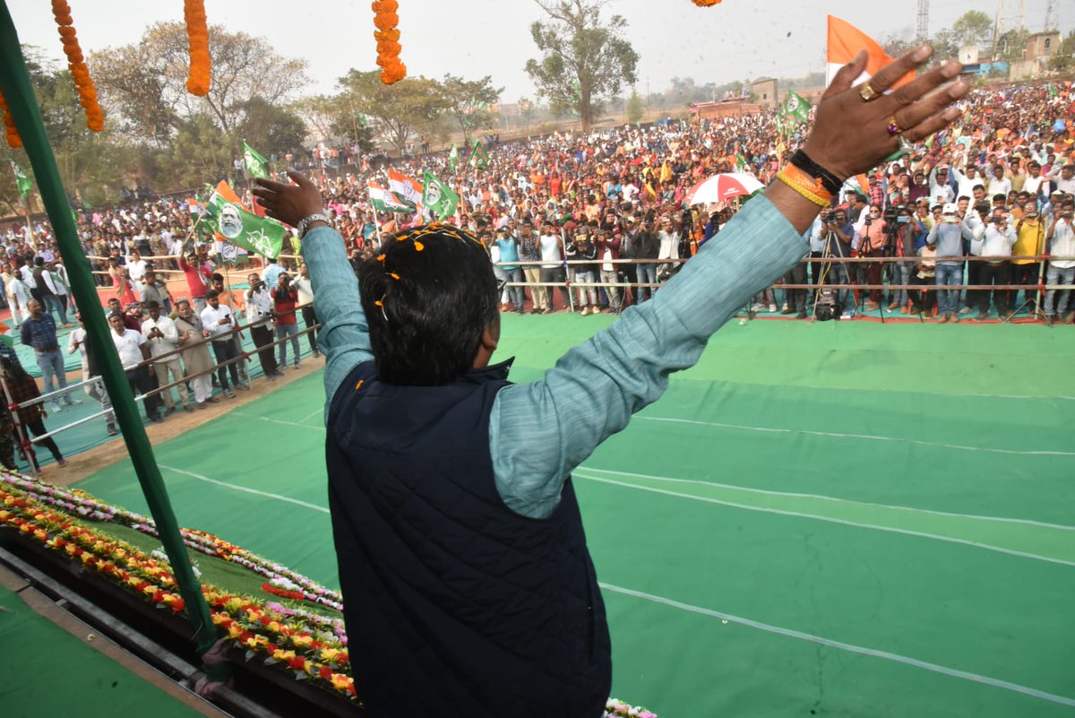 HemantSorenJMM's tweet photo. विपक्ष नहीं चाहता झारखण्ड का आदिवासी-मूलवासी आगे बढ़े। झारखण्ड के युवाओं के लिए हम नियोजन नीति लेकर आए। भाजपा-आजसू ने बाहरी राज्यों के लोगों के साथ मिलकर उसे रद्द करवा दिया। झारखण्ड के युवाओं को नौकरी मिलती है तो विपक्ष और बाहरी लोगों के पेट मे दर्द क्यूँ होता है? https://t.co/96WyJqhMP2