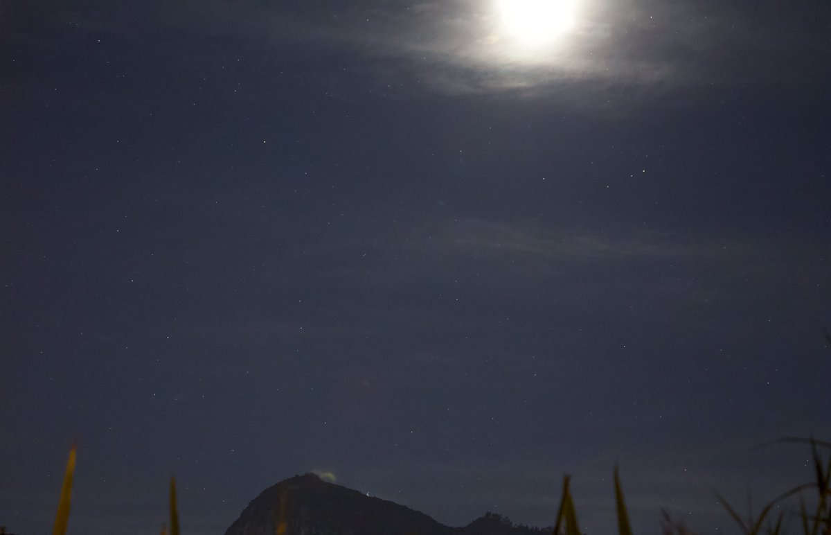 ColombiaUap's tweet photo. #Chibcha myths say "gods travel from La Peña de Juaica on arcs of light." Today, this phenomenon is associated with UFOs.
Taken at 6 am, this photo demonstrates moon light interacting with rising precipitation to create "arcs of light".
@astropuerta @EddieWhiteJr @ELTIEMPO https://t.co/3mgokq99n8