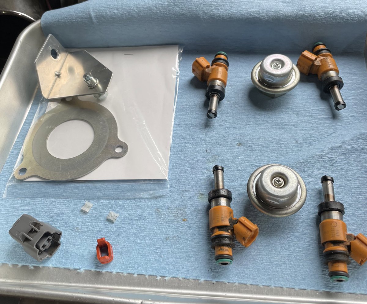 smvmatsu's tweet image. うまく撮影できてないが、強化インジェクター交換　
やはり、多少の加工は必要だった。
せっかくなので、燃圧レギュレータ？も新品交換（純正）
全部メカさんにお願い　だけど^o^

#ZN6
#FA20
#HKS