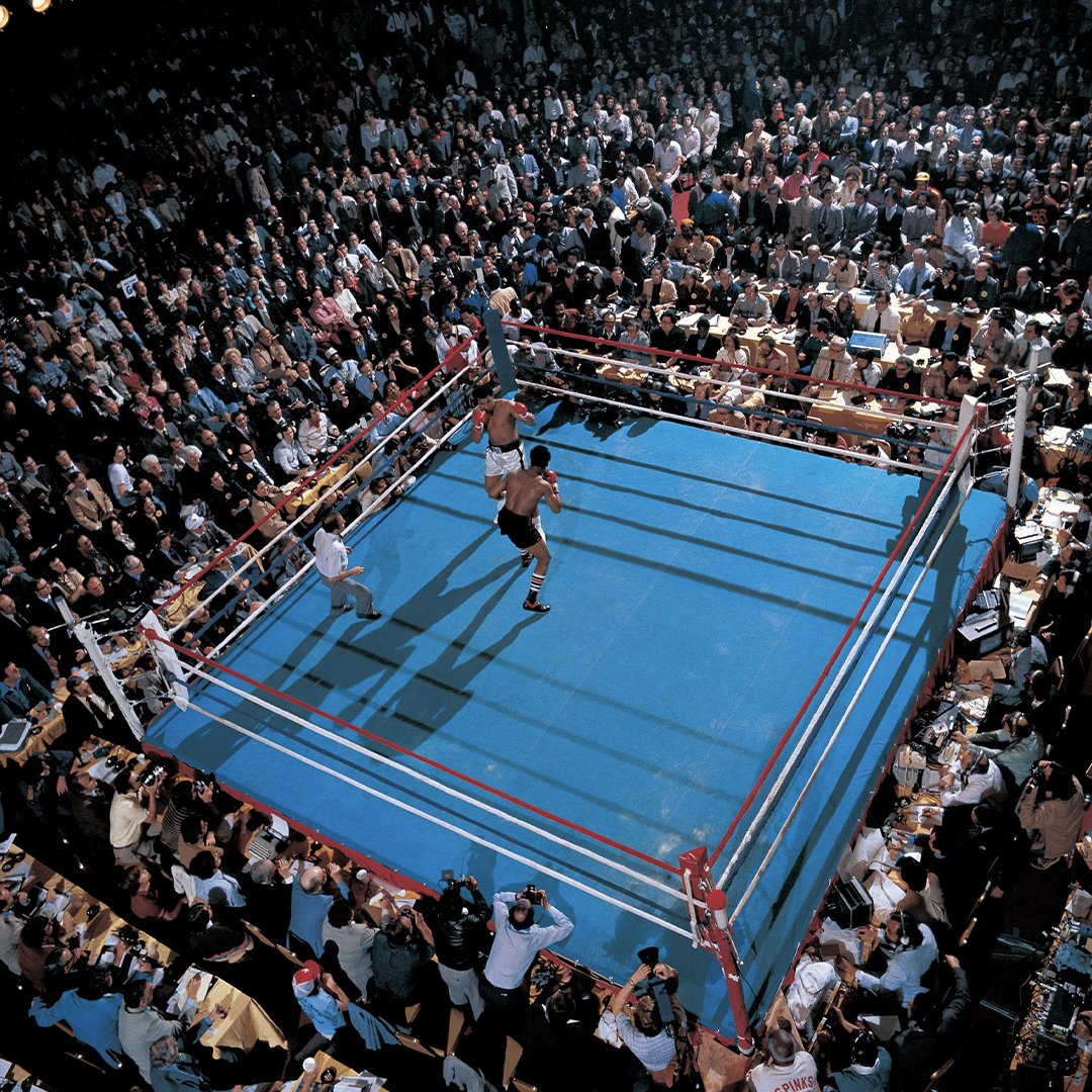 MuhammadAli's tweet photo. Las Vegas, Nevada. 

February 15, 1978.

📸: @LeiferNeil 

#MuhammadAli #Champion #Icon #GOAT #LasVegas https://t.co/5vGxx9FWG5