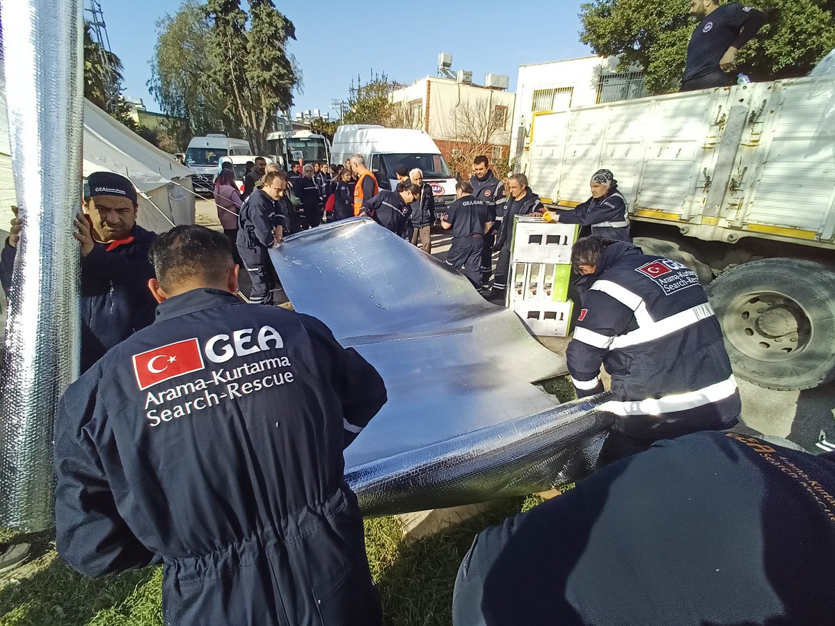 GEA__SAR's tweet photo. #GEA ekibimiz 15 Şubat itibariyle T.C.İskenderun Kaymakamlığı ile birlikte 21 çadır alanında, afetzedelerimizin öncelikli ihtiyaçları olan ısıtıcı, battaniye, gıda, hijyen, iç giyim malzemeleri, powerbank, radyo dağıtımı gerçekleştirmektedir.

@muratsefademiryurek

#İskenderun https://t.co/IdHQciiI49