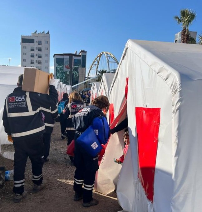 GEA__SAR's tweet photo. #GEA ekibimiz 15 Şubat itibariyle T.C.İskenderun Kaymakamlığı ile birlikte 21 çadır alanında, afetzedelerimizin öncelikli ihtiyaçları olan ısıtıcı, battaniye, gıda, hijyen, iç giyim malzemeleri, powerbank, radyo dağıtımı gerçekleştirmektedir.

@muratsefademiryurek

#İskenderun https://t.co/IdHQciiI49