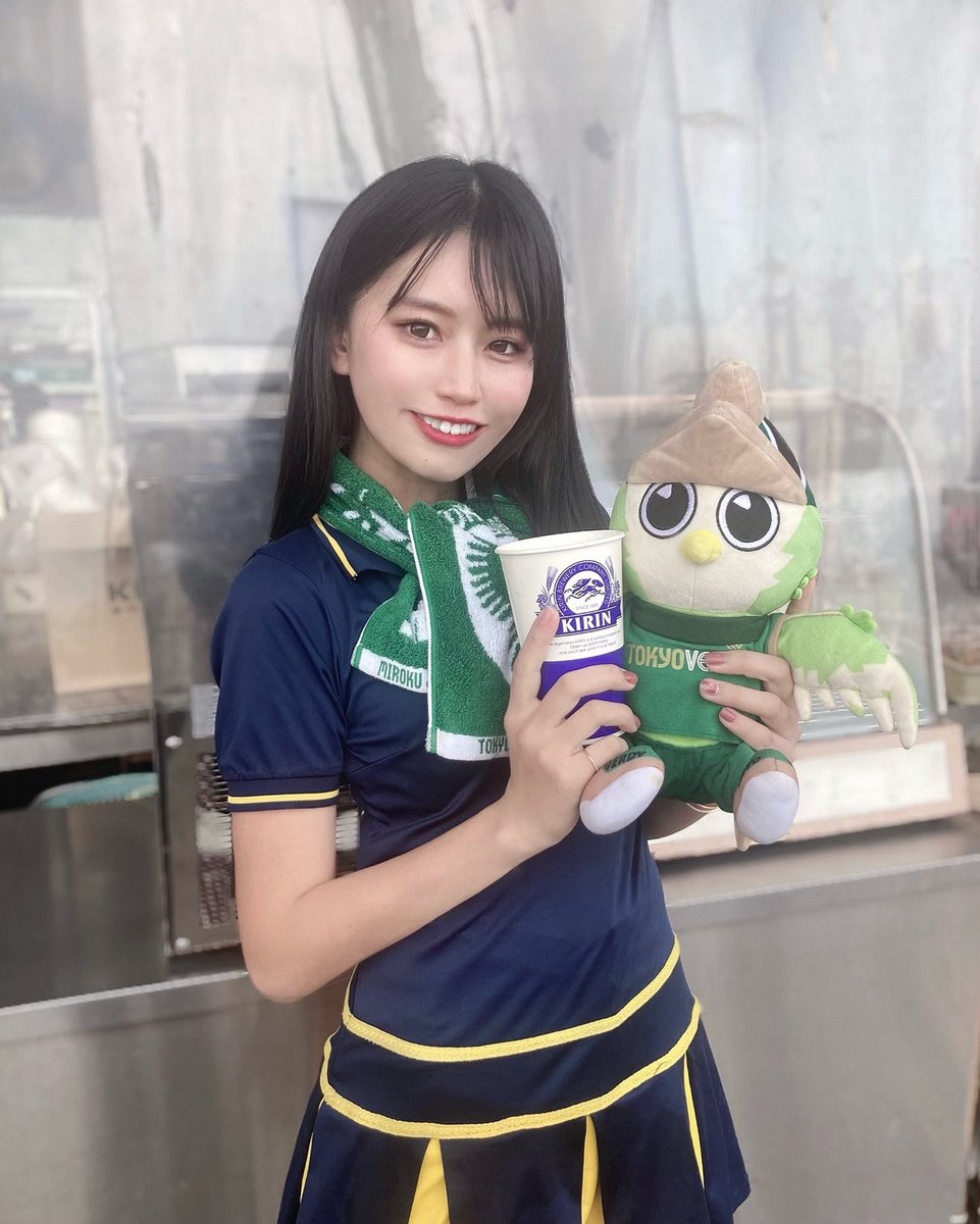 ヴェルディ開幕戦⚽️

いきなり好スタート💚
今年ほんとに期待していいよね？！
まじでJ1いきましょう！！！

にしても今日の味スタ暑かった☀️
絶対のサッカー日和でビール日和🥰

サポさん方今シーズンも
売り子のからすをよろしくぅ🍻

#東京ヴェルディ 1-0 #ツエーゲン金沢 

#verdy 
#味スタ売り子